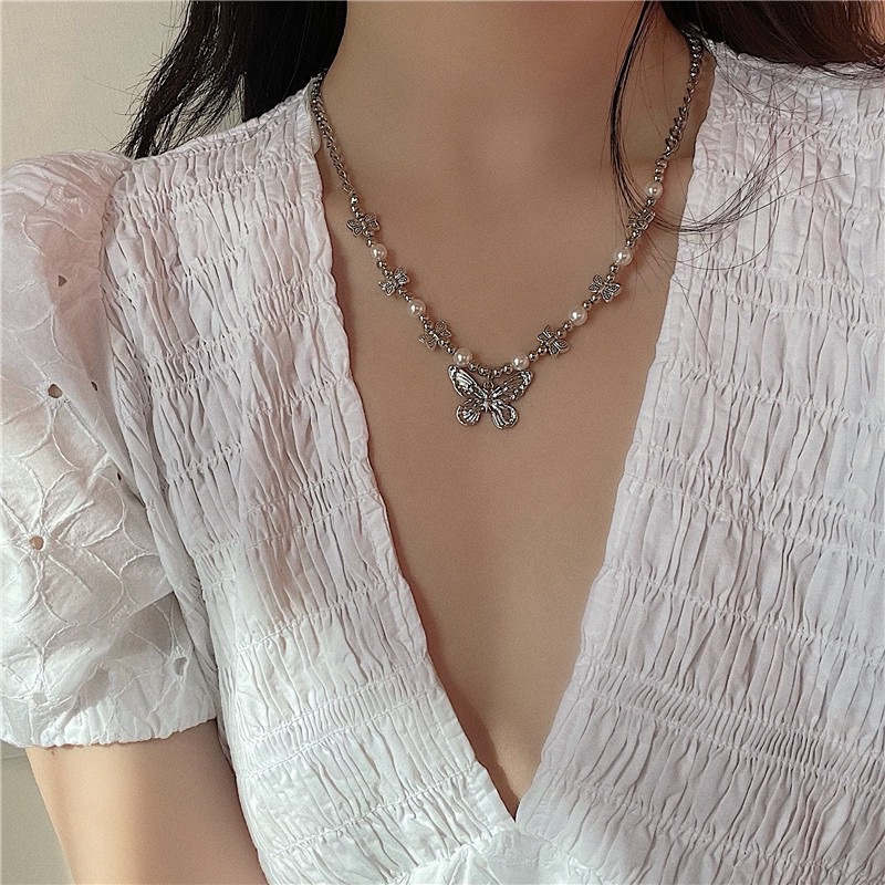 Kalung Rantai Pendek Desain Kupu-Kupu Warna Silver Gaya Vintage Untuk Wanita