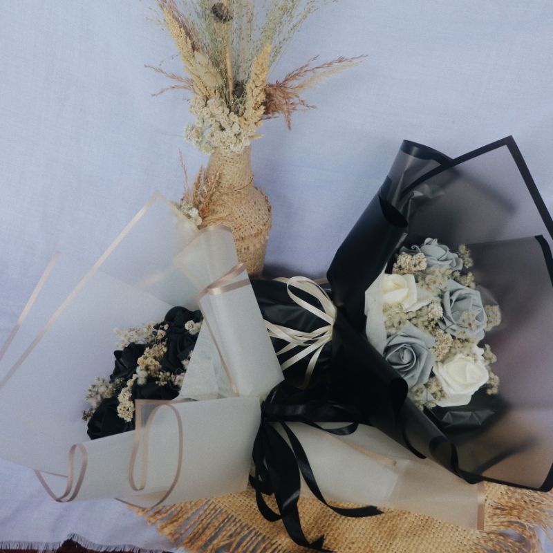 Buket Imitasi Monokrom Hitam Putih / buket bunga artificial black and white b&w buket hitam putih