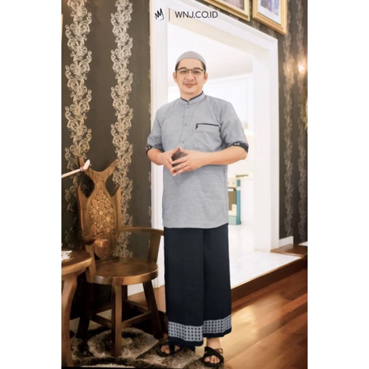 SARUNG TENUN WNJ sarung polos dengan motif dibagian bawah