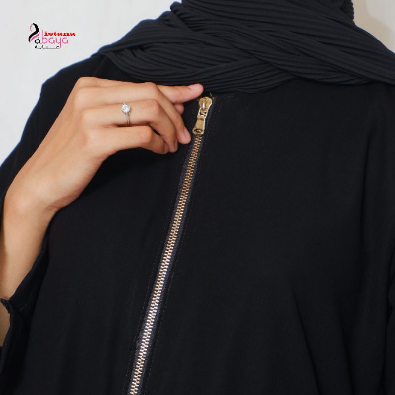 abaya Polos Ziper emas full dipadu kain hitam pekat simpel minimalis cantik bgt!