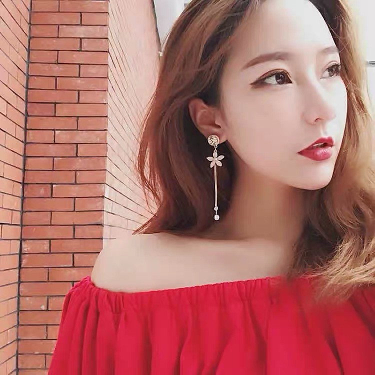 Anting Gantung Panjang Desain Bunga Hias Rumbai Gaya Korea Elegan untuk Wanita