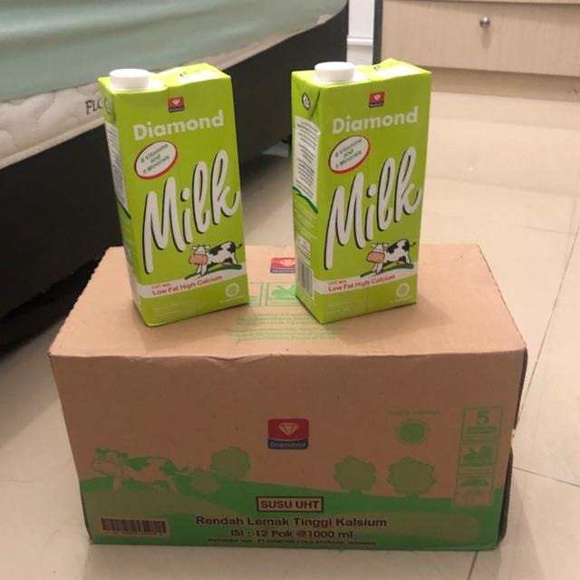 

Susu Lowfat Diamond Milk 1 liter (1 karton isi 12 FREE 2 pcs)
