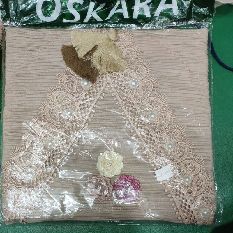 segi empat plisket renda bunga jambul/jilbab segi empat plisket jilbab segi empat plisket renda terbaru/jilbab segi empat viral terbaru/jilbab segi empat plisket renda terbaru-Kopi susu
