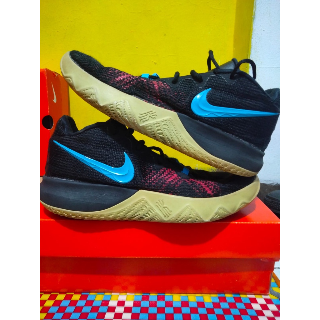 PROMO SEPATU VOLI/BASKET KYRIE FLYTRAP SECOND ORIGINAL LIKE NEW SIZE 42,5