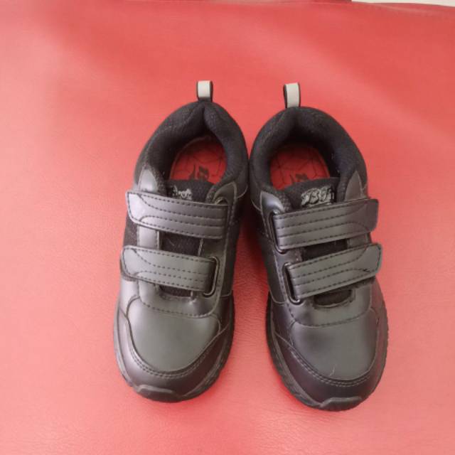 Sepatu sekolah anak hitam polos merk bata first