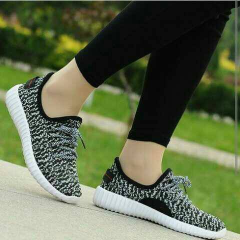 SEPATU TALI YEEZY NEW HITAM REPLIKA
