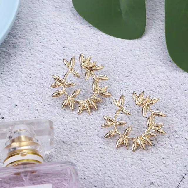 Anting tusuk round bentuk daun