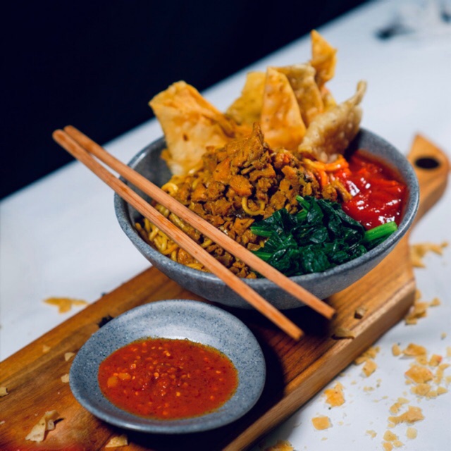 

Mie ayam kembar instan.