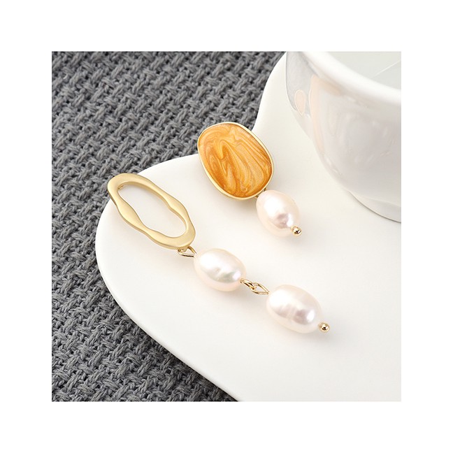 LRC Anting Tusuk Fashion Plated Gold Asymmetric Pearl S925 Silver Needle Earrings Y62801