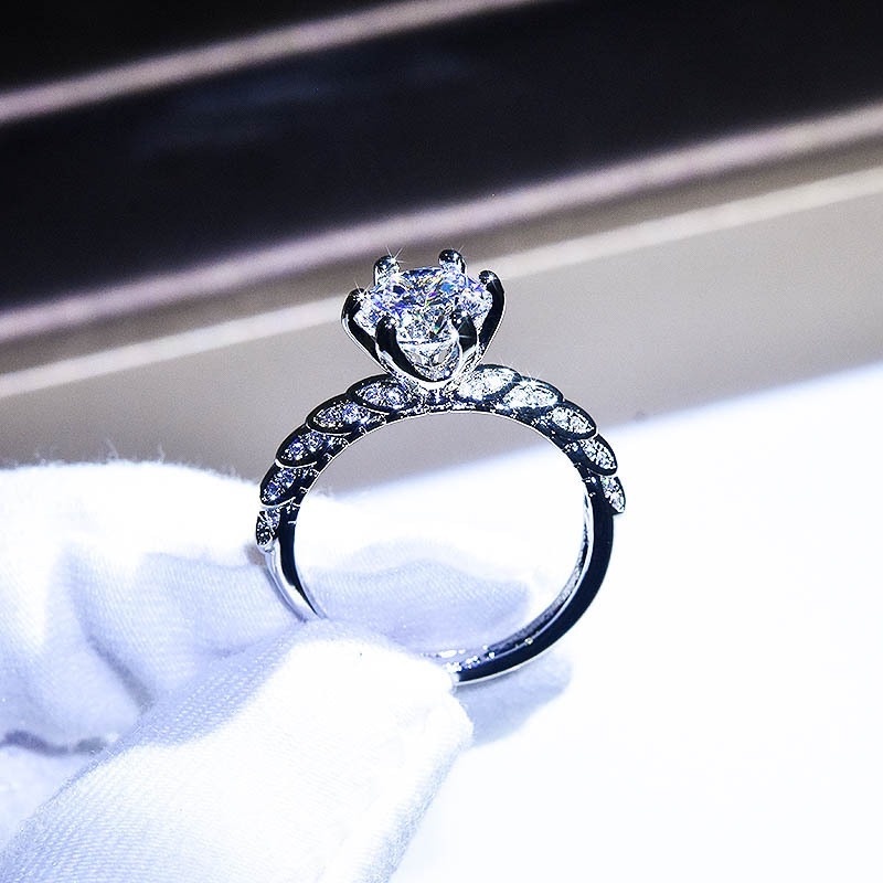 Cincin Desain Malaikat Aksen Berlian Gaya Elegan