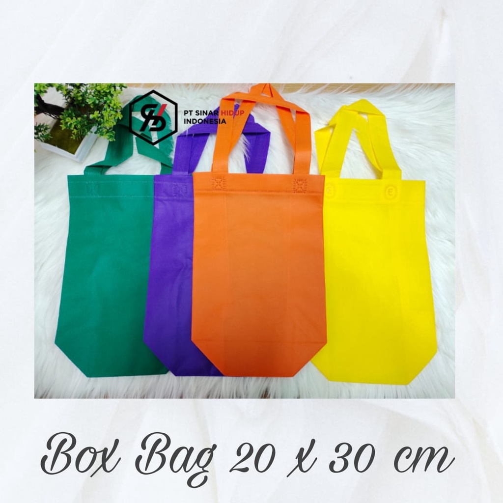 

Goodie Bag Tas Belanja Bb 20 Dus Kotak Nasi Box Kue 20x26x8 Spunbond Tote Bag Sourvenir Weding Hajatan Perkodi ( 20 Pcs )