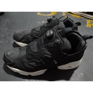 black reebok pumps