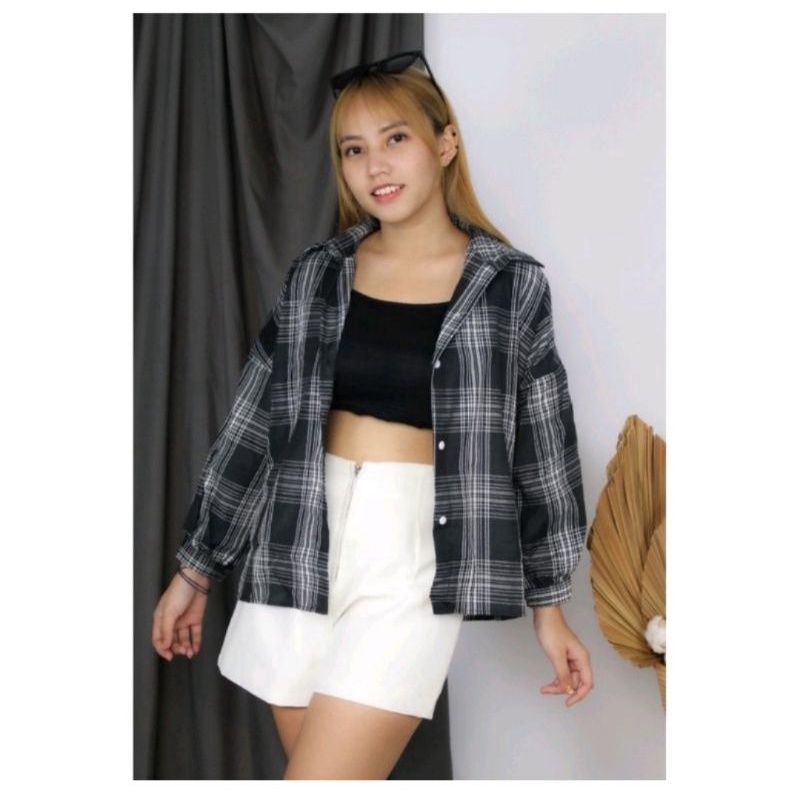 KEMEJA OVERSIZE WANITA  KEMEJA OSLIN CASUAL BLOUSE KOTAK KOTAK FLANEL WANITA BAHAN KATUN PREMIUM LENGAN PANJANG FULL KANCING KEKINIAN TERBARU KOREA KOREAN STYLE WANITA CEWEK TARTAN TWO TONE CROP TOP THRIFT  KEMEJA GUILEN LENGAN BALON SIZE L LD 90 Cm-Yadeth hitam