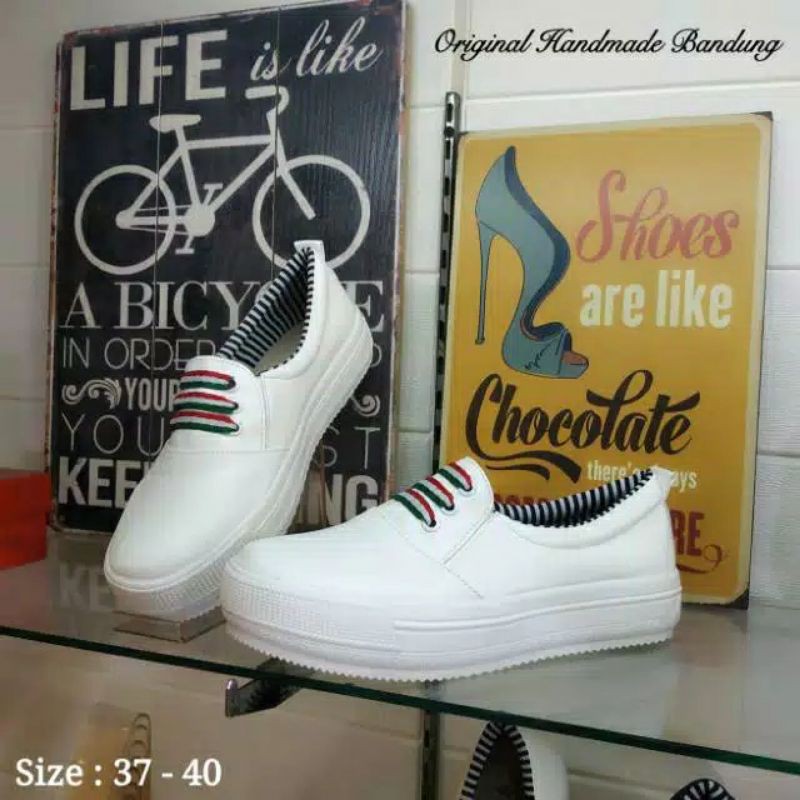 sepatu cewek putih