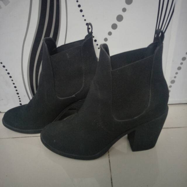 Boots DIVIDED H&M100% Original [PRELOVED] size 38