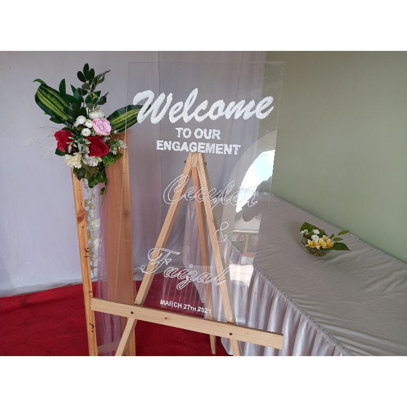 standing foto / standing welcome sign