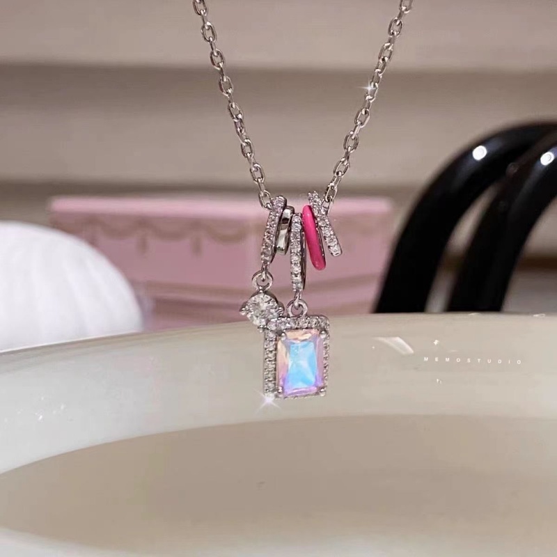 Kalung Dengan Liontin Bentuk Kotak Aksen Berlian Imitasi Bahan Zirkon Warna Pink Gaya Korea Untuk Wanita