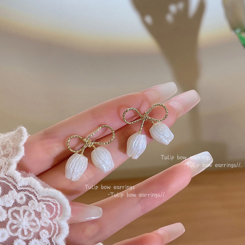 Anting Stud Desain Bunga Tulip Warna Putih Untuk Wanita