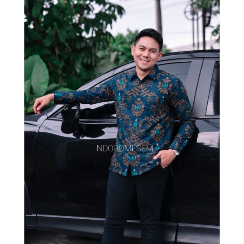 KEMEJA BATIK PREMIUM NDOROMESEM LENGAN PANJANG BAHAN KATUN HALUS BATURADEN WARNA NAVY PRABU KAMULYAN