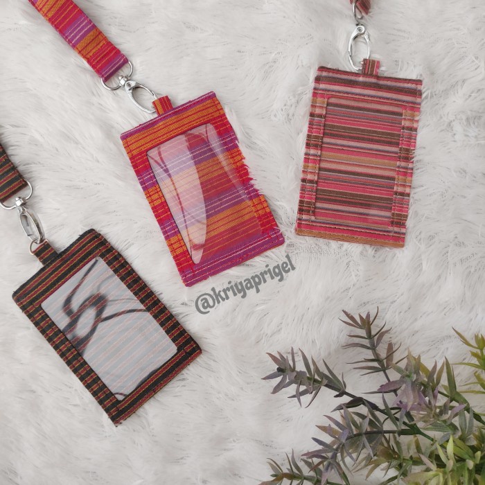 

Bergaransi Name Tag Holder / Id Card Holder 2 Sisi Motif Lurik Hemat