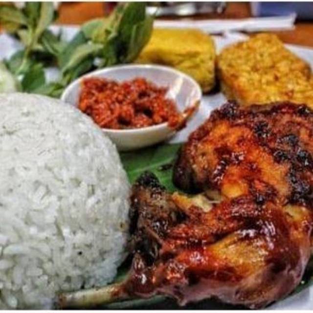 

Ayam bakar JHONTOR lengkap dengan nasi + tahu + tempe, sambal yang bikin kamu ketagihan dan lalapan