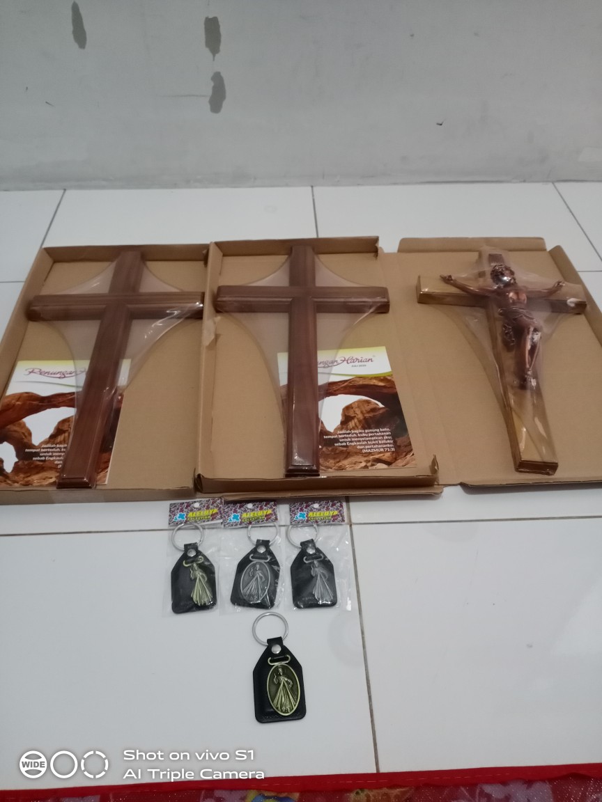 Salib Dinding Kayu Jati Corpus Fiber 37 Cm Warna Tembaga