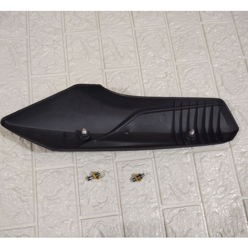 Tutup knalpot Mio m3 - Mio Z Tahun + baut 2pcs