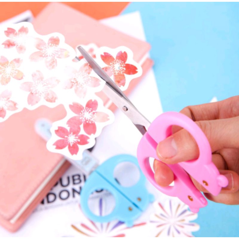 

DELI GUNTING ANAK SEKOLAH E6032