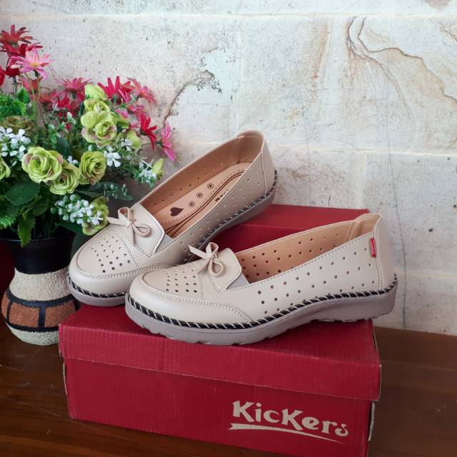 SEPATU KICKERS WANITA MODEL SLIP ON