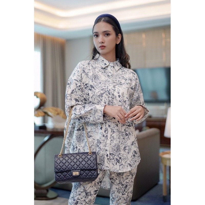 Preloved Benang Jarum Le Jardin Bleu Oversized Shirt