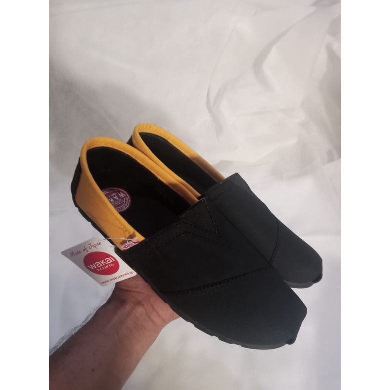 sepatu wakai slip on hitam kuning unisex size 36-43