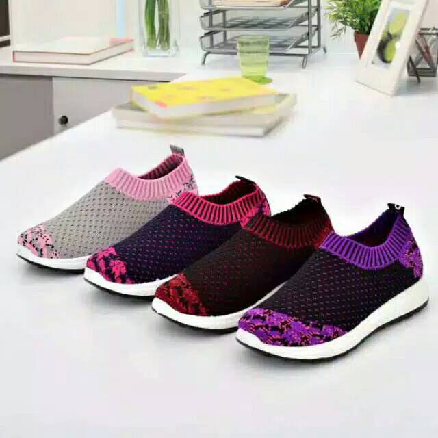 Sepatu Slip On Wanita Bunga Slavia TC-218