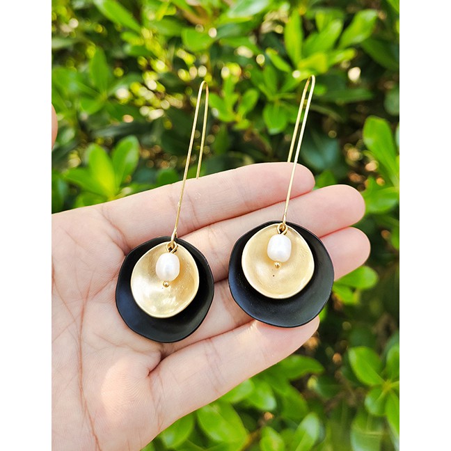 LRC Anting Gantung Fashion Black Shaped Natural Freshwater Pearl Earrings D27916