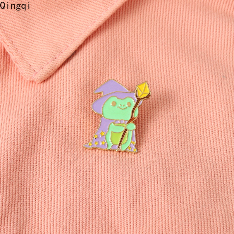 Bros Pin Enamel Desain Kartun Penyihir Katak Magic Lucu Aksesoris Tas Ransel / Hadiah Anak