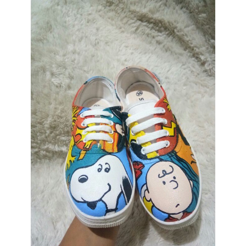 sepatu lukis snoopy