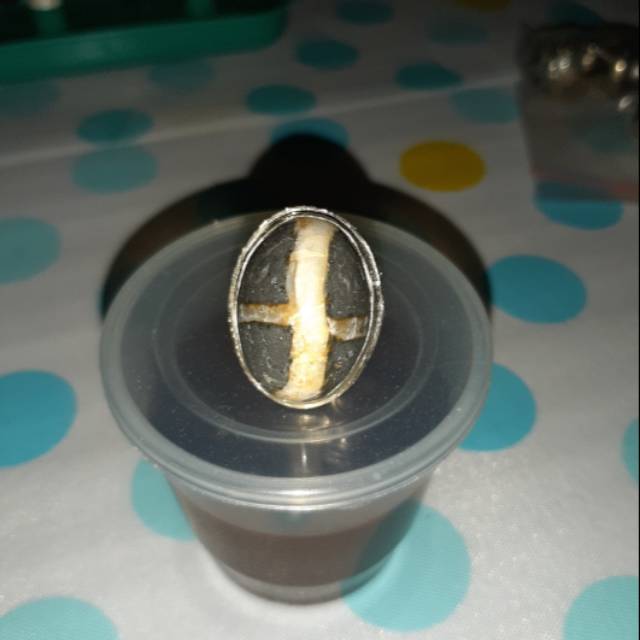 batu cincin 
tapak jalak
tali warna putih timbul
bahannya ujung tanjung
sumatera barat