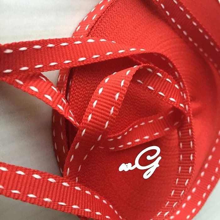 

Pita GG Merah - Pinggir Jahit Putih; Lebar 1 cm; Panjang 28.5 yards