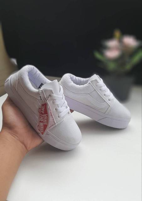 Sepatu Sneakers Anak Putih Pendek Polos Model Tali anak Satu Tahun