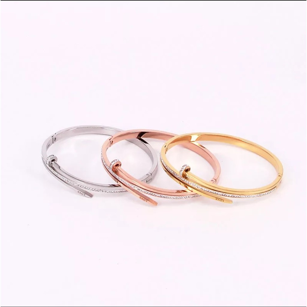 Gelang Bangle Titanium Model Paku Love Diamonds Dengan Embosan Love