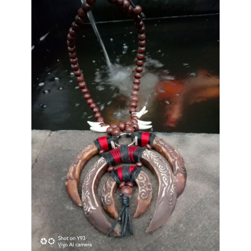 kalung etnik taring ukir khas dayak
