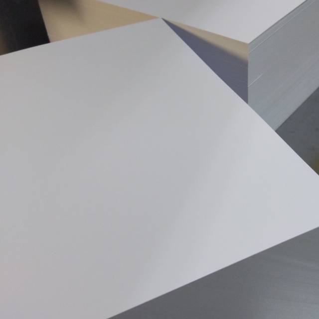 

Kertas art carton / art paper tebal 360 gsm A4 isi 50 lembar