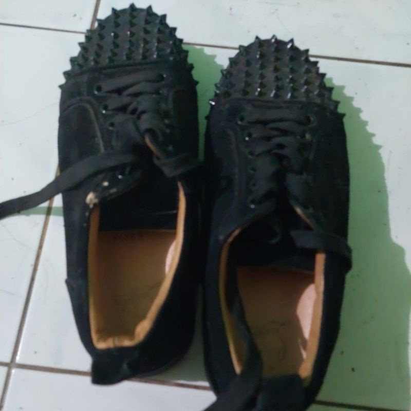 c. louboutin junior spike suede black