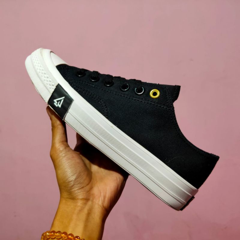 SEPATU SNEAKERS PRIA LEVELUP BASIC 2 SEPATU SNEAKERS BLACK WHITE SEPATU SEKOLAH TINGGI PENDEK HITAM 