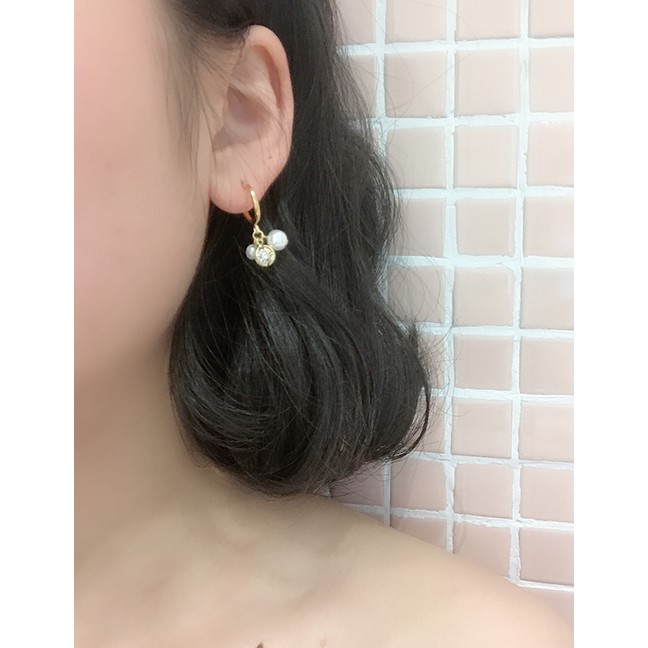 LRC Anting Tusuk Fashion Golden C-shaped Diamond Earrings D73387