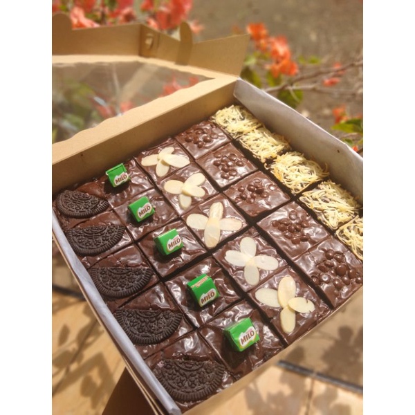 

BROWNIES Panggang fudgy dark cokelat 20*20 (isi 25pcs)