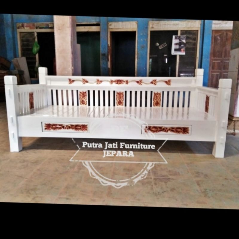 Kursi panjang /bale bale kayu jati warna putih mebel Jepara
