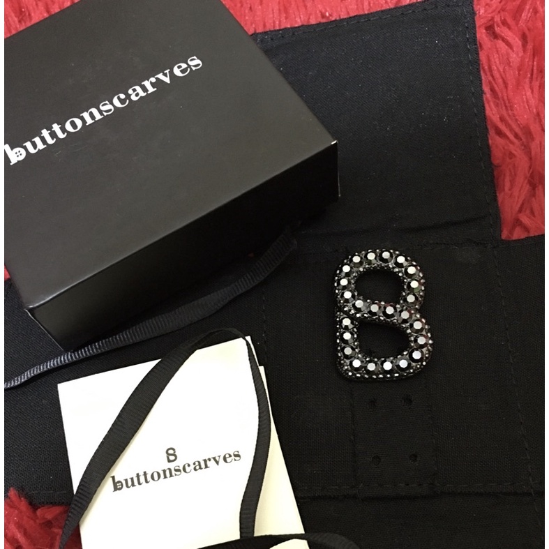 BROOCH BUTTONSCRAVES ORIGINAL LUXE SIGNATURE GLEAMING BROOCH BLACK PRELOVED