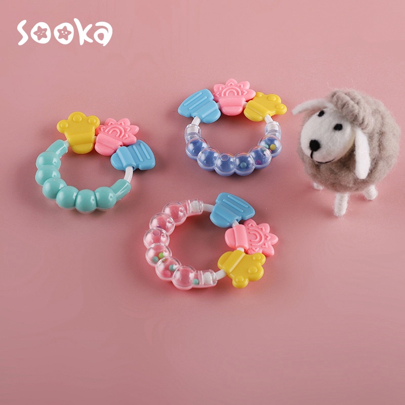 Sooka Mainan Rattle Genggam Bayi Gigitan Empeng Buah Plastik Dengan Teether Gelatin Giri BPA Free SK-GGA1071