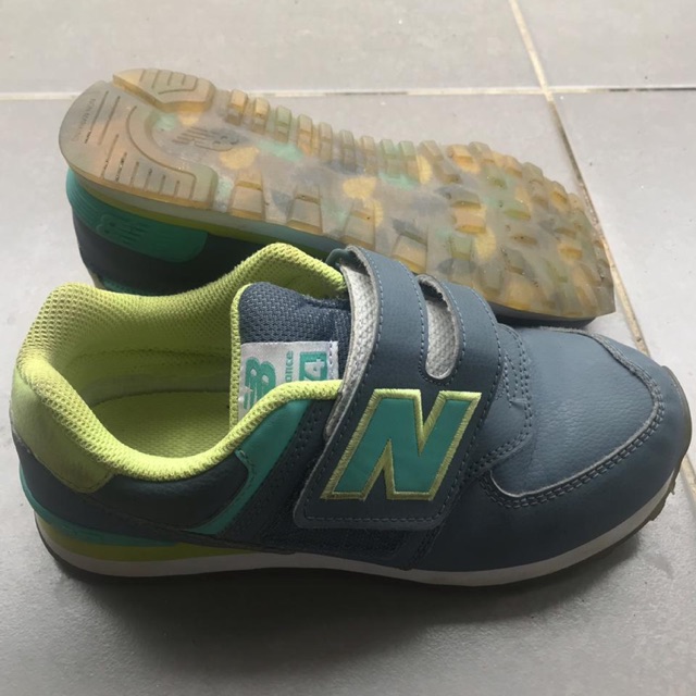 Preloved sepatu anak new balance sz 34