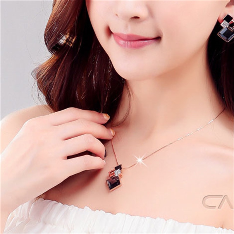 [Ready Stock]Fashion Simple Crystal Necklace Temperament Wild Diamond Pendant